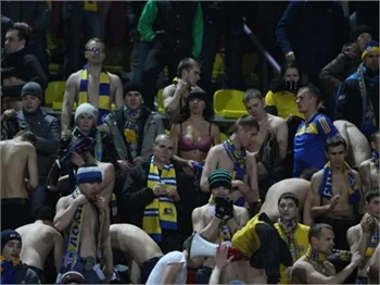 Kadın taraftar tribünde soyundu!