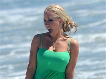 Kendra Wilkinson'un sahil keyfi...