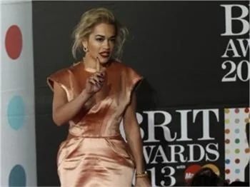 'BRIT' ödüllerinde dekolteler yarışı!
