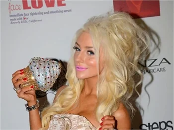 Courtney Stodden törene damga vurdu!