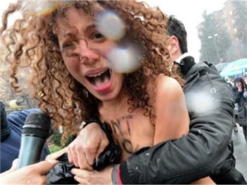 Femen, Berlusconi'yi protesto etti!