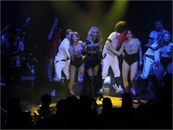 İzmirliler Hande Yener'e 'Hasta' oldu!
