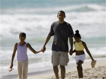 Obama'nın saçlarını kızları beyazlattı