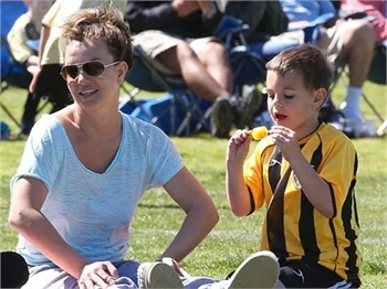 Britney Spears'ı eteği rezil etti!