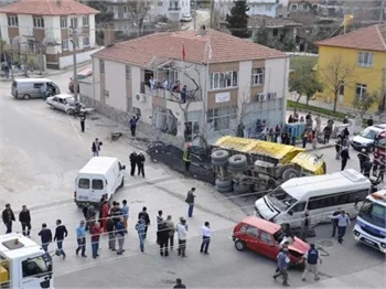 Kamyon otomobili pres yaptı