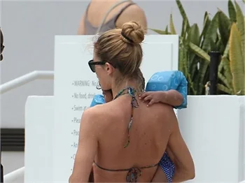 Doutzen Kroes'un sahil keyfi..