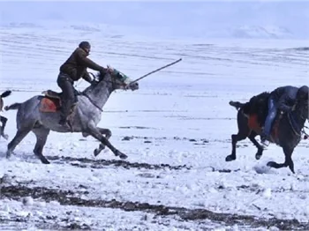 Kars'ta kar ve tipiye rağmen cirit oynadılar