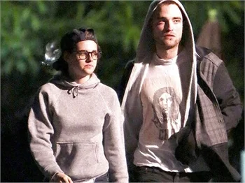 Pattinson’u bir dakika bile yalnız bırakmıyor
