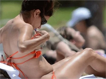 Eva Longoria'nın bikinisi az kalsın...