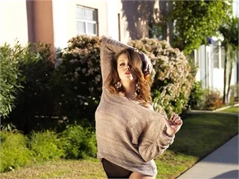 Katie Cassidy'de rengarenk pozlar!