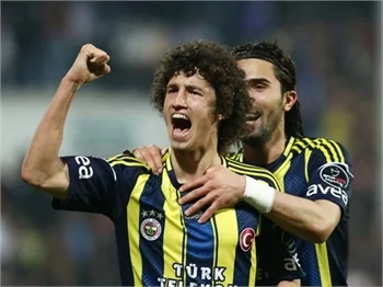 Salih uçar, kızlar kaçar!