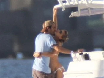 Enrique Iglesias'a sahnede sutyen attılar!