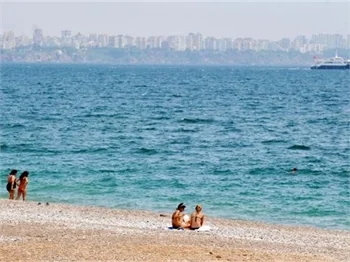 Antalya'da güneşi gören sahile koştu