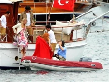 Çıplak ayaklı Hürrem Bodrum sokaklarında!..