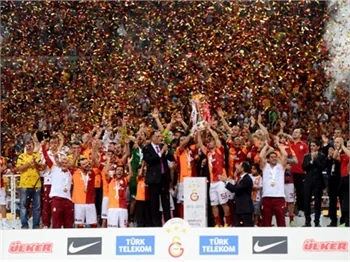 Aslan kupayı kaldırdı!