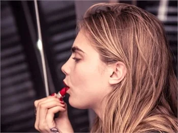 Cara Delevingne şimdide dövme bağımlısı oldu!