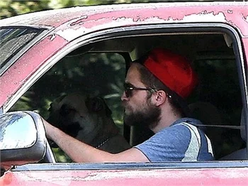 Robert Pattinson, Kristen Stewart'la yaşadıkları evi terk etti!