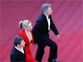 Cannes kırmızı halıda kırmızı görüntüler!