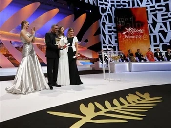 Cannes'da yine iç çamaşırı krizi