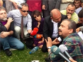 Taksim Gezi Parkı'nda eylemcilere biber gazı