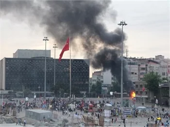 Onbinler meydanlara indi