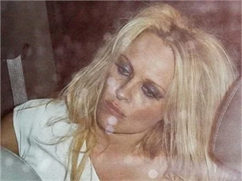 Pamela Anderson döndü!