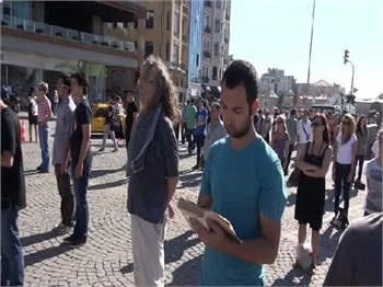 Taksim'de hala "duruyorlar"