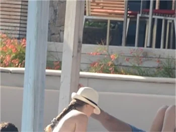 Ünlü iş adamının plaj çapkınlığı!