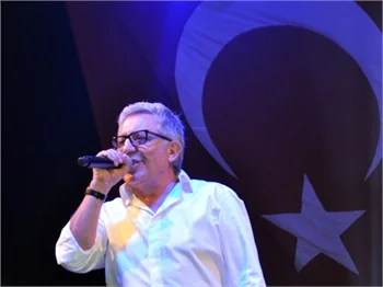 Zülfü Livaneli saldırıya uğradı!