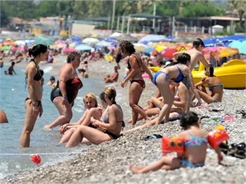 Konyaaltı Plajı tıklım tıklım