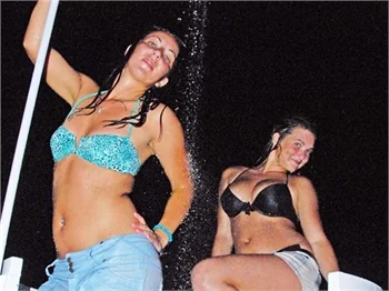 Marmaris'te plajda köpük banyosu