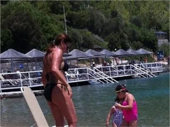 Aşkın Nur Yengi bikiniye sığmadı!