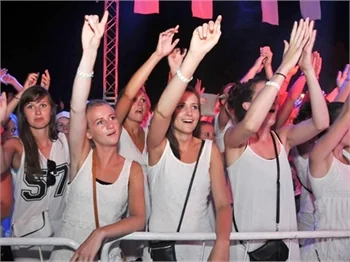 Plajda Beyaz Parti