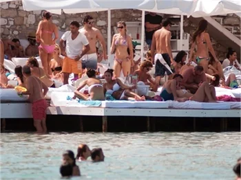 Çeşme'ye ünlü akını!
