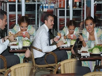 Demet Akalın çiğ köfte üzerine hamburger yedi!
