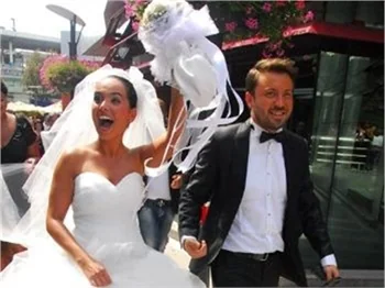 Tolga Güleç ve Yeliz Şar balayını Çeşme'de yapıyor!
