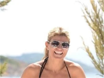 Ece Vahapoğlu tatilde de sporu ihmal etmedi!