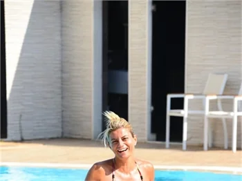 Ece Vahapoğlu'nun havuz keyfi!