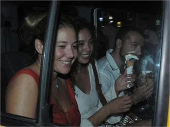 Azra Akın'a Kıvanç Tatlıtuğ sorulunca duymazlıktan geldi!