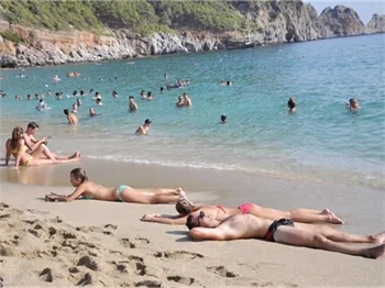 Kavurucu sıcaktan bunaldı sahile indi!