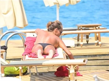 Bennu Gerede Bodrum'da sere serpe güneşlendi!