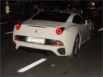 İki kişilik Ferrari'ye sığamadılar!