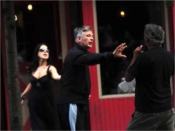 Ünlü aktör Alec Baldwin, gazetecilere saldırdı!