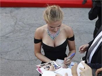 Scarlett Johansson büyüledi