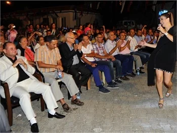 Festivalde Nadide Sultan'ı şaşırtan hediye!