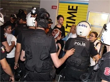İstiklal Caddesi'nde polis müdahalesi!