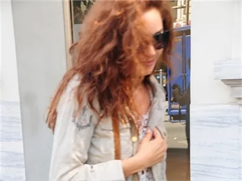 Azra Akın'ın dekolte paniği!