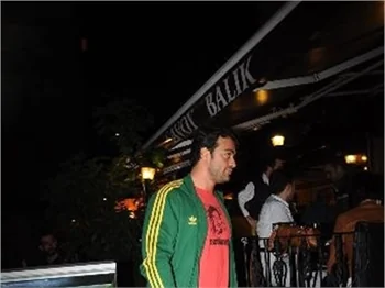 Sarp Levendoğlu 5 yıllık ilişkisini çabuk unuttu!