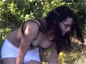 Kristen Stewart iç çamaşırıyla denize girdi!