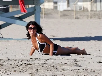 Lucy Mecklenburgh plajda önce boks yaptı sonra yoga!